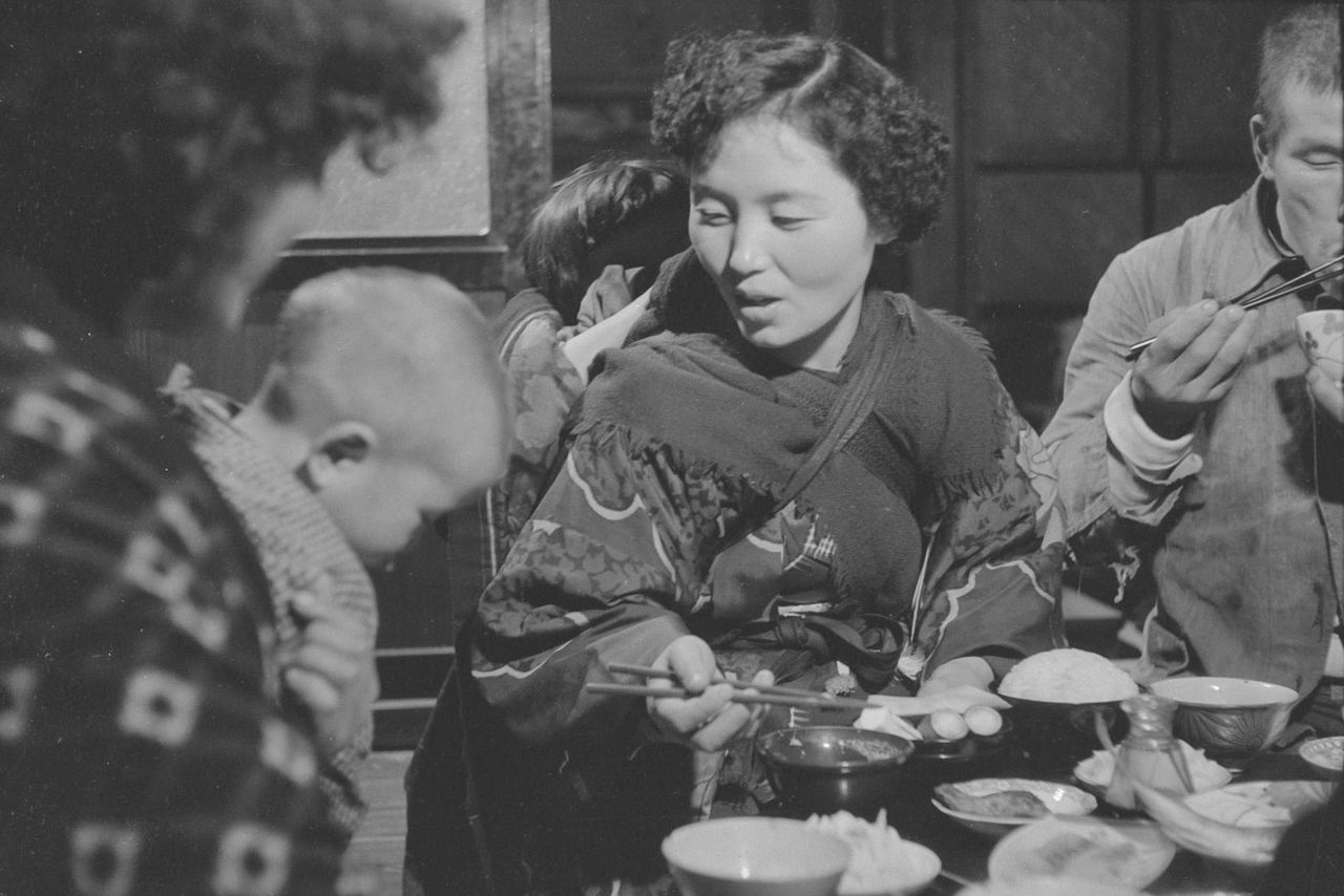 Подношения после ритуала съедают всей семьёй (фото Хага Хидэо)