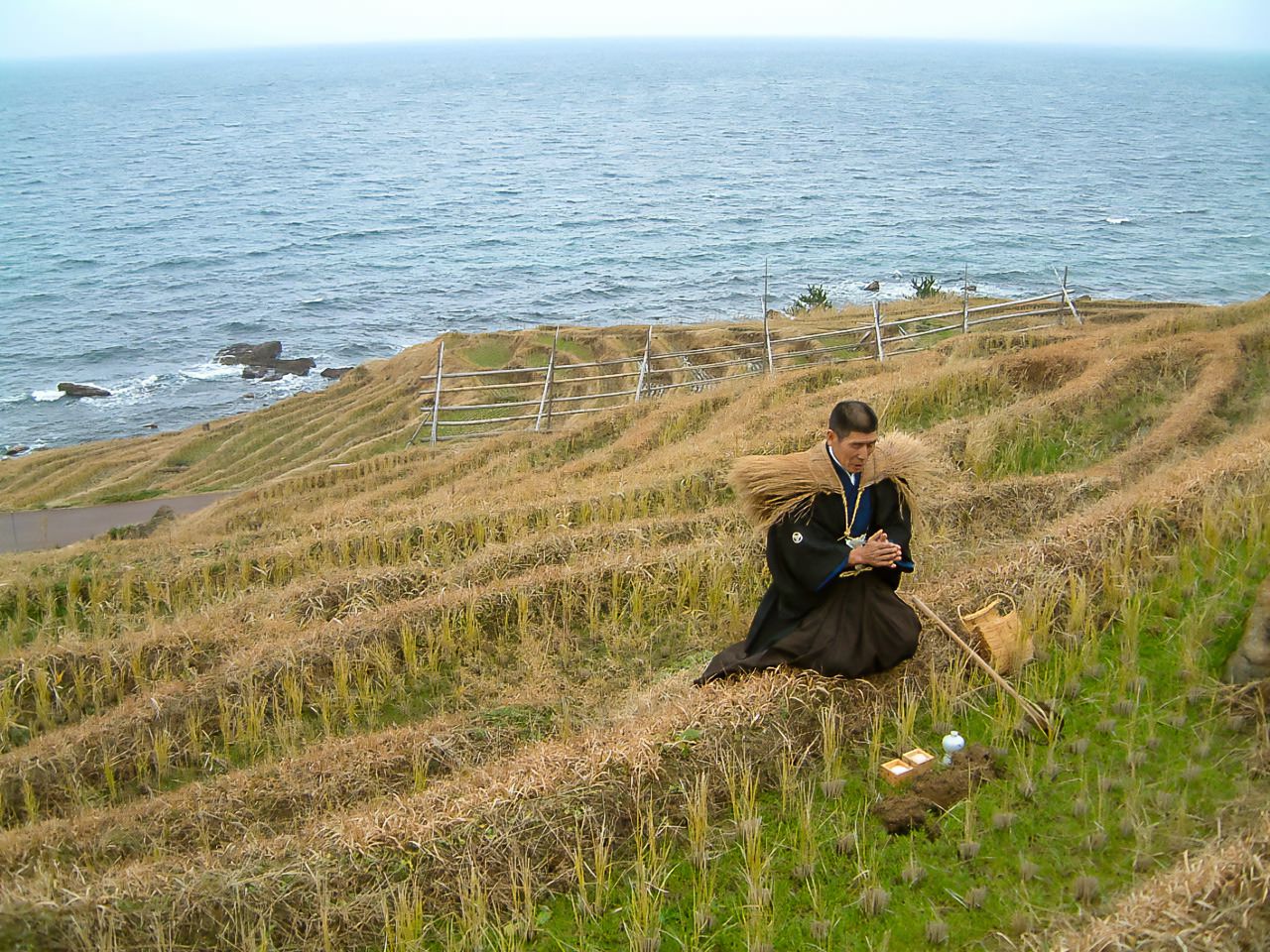 Церемония встречи божества на рисовых террасах Сэммайда, сфотографированная в 2002 году. Спустя два года после катастрофы рисовые террасы всё ещё находятся в процессе восстановления (предоставлено автором)