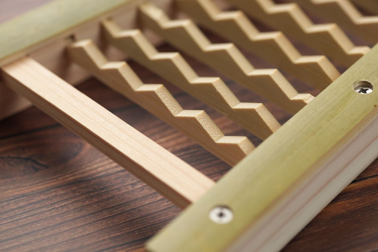 Натирание дайкона на бамбуковой тёрке, наоборот, предотвращает его излишнее размягчение и придаёт ему хрустящую текстуру. Такой дайкон хорошо подходит к жаркому с мясом мидзорэ набэ, гамбургерам в японском стиле и караагэ, жареной в кляре курице