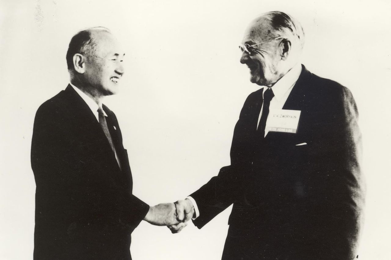 Такаянаги и Зворыкин (справа). Они поддерживали дружеские отношения в течение длительного времени, включая послевоенный период (Фото предоставлено Фондом Такаянаги Кэндзиро)