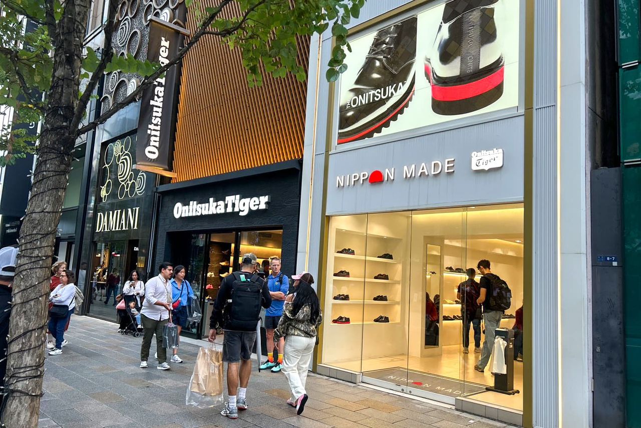 Популярный у туристов флагманский магазин Onitsuka Tiger в Гинзе, 19 октября 2025 года (© Сато Хаяхидэ)