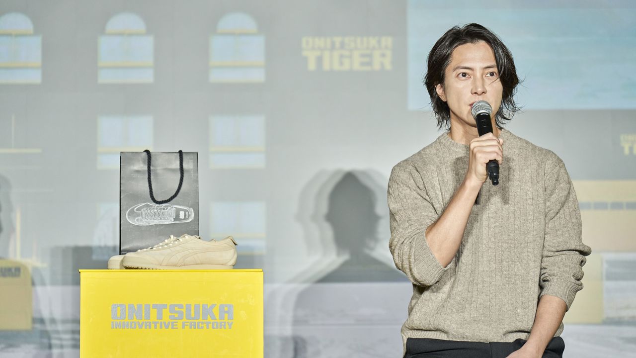 Актер Ямасита Томохиса представляет модель Mexico 66 NM L9, дизайн которой разработал он сам (фотография использована с разрешения)