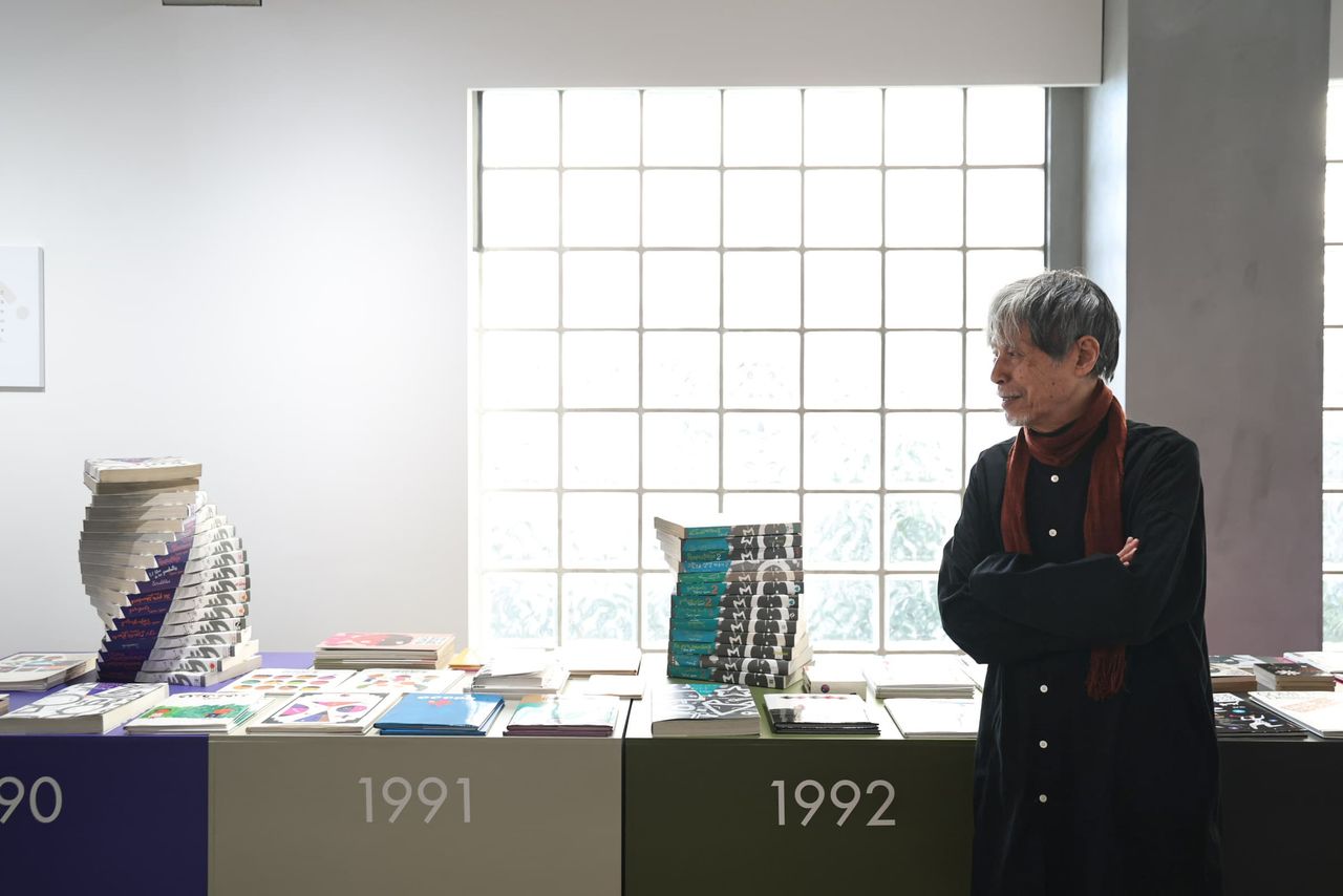 Спиралевидная стопка переводных изданий книги «Каракули» из разных стран (© Ханаи Томоко)