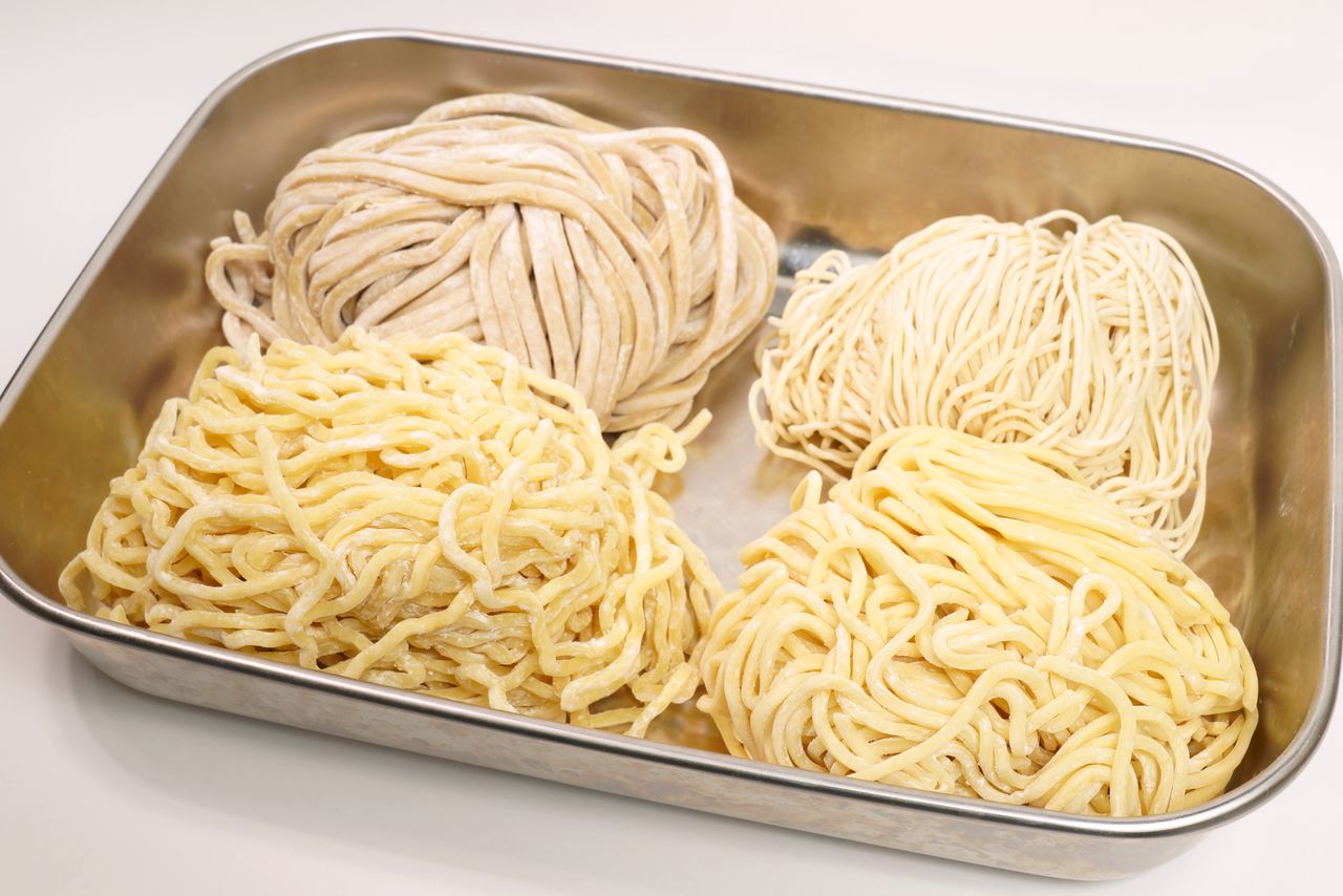 Четыре основных вида лапши (слева сверху по часовой стрелке): очень толстая лапша для цукэмэна, тонкая лапша хосомэн с низким содержанием влаги, универсальная лапша средней толщины, изготовленная вручнуюк кудрявая лапша тидзирэ-мэн