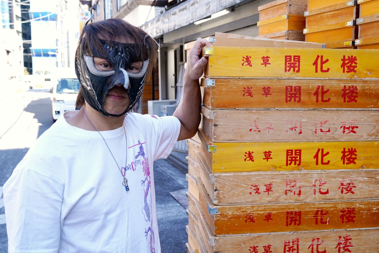 Мастер Фуситё Карасу в фирменной маске ворона