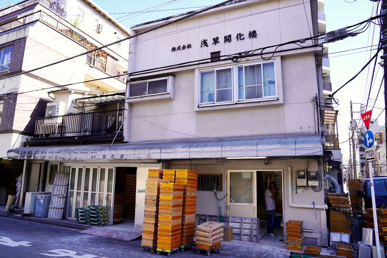 Фабрика «Асакуса Кайкаро» была основана в 1950 году. Фирменный магазин в токийском районе Тайто занимается оптовой и розничной продажей продукции