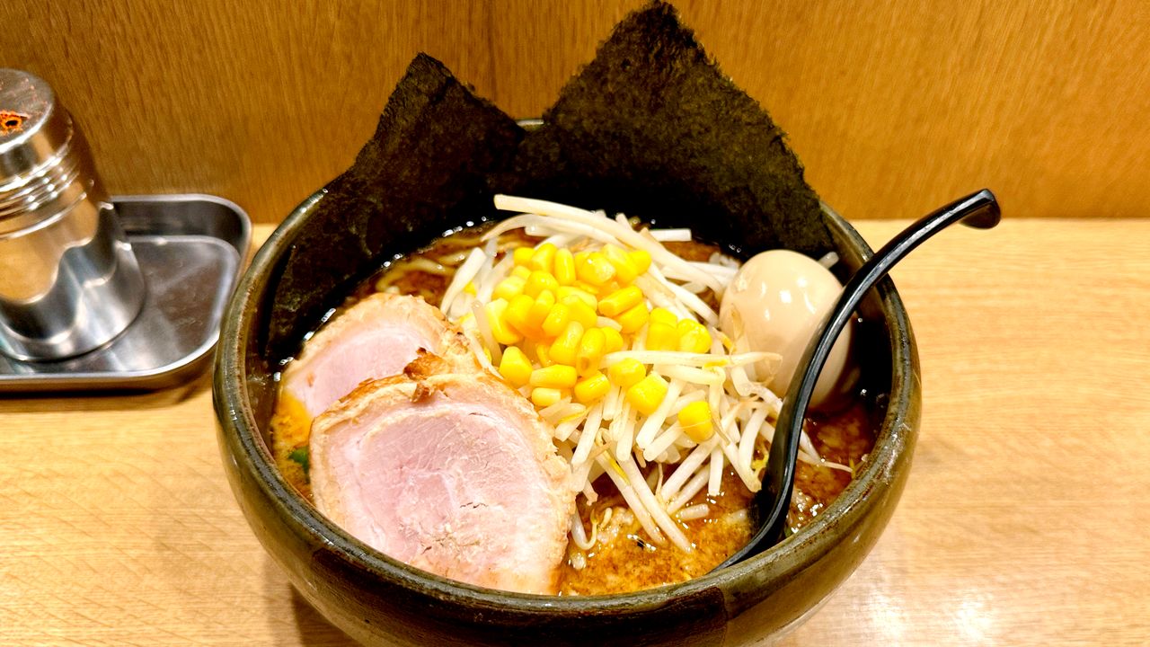 Мисо-рамэн в «До мисо» подаётся с упругой лапшой, сделанной по специальному рецепту из смеси пшеничной муки и тапиоки