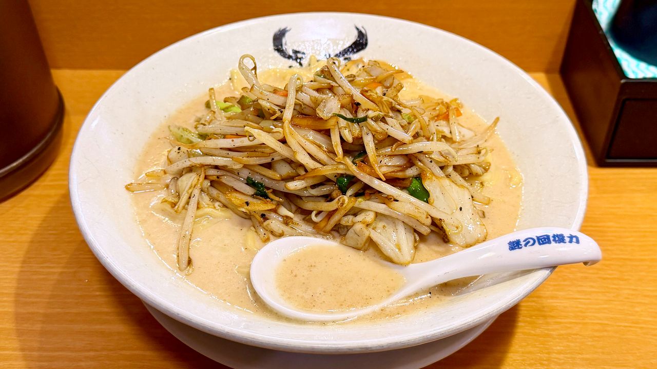 «Вагю Пайтан Танмэн» в раменной «Мэнзин Сайто» - уникальное сочетание упругой волнистой лапши и густого сливочного бульона на основе томлёной элитной говядины вагю