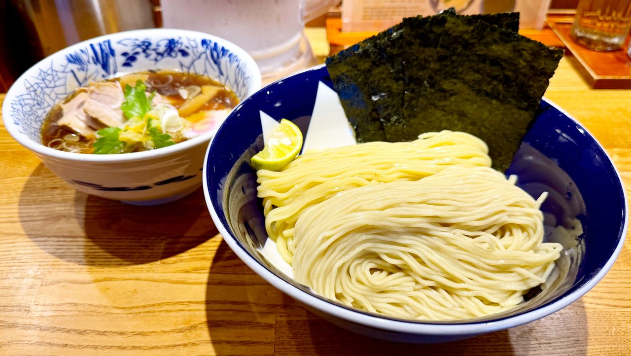 Цукэмэн в раменной «Цукэсоба Канда Кацумото» позволяет насладиться вкусом двух видов лапши – тонкой и плоской. Блюдо подаётся с лёгким бульоном на оснсове сушёных сардин нибоси