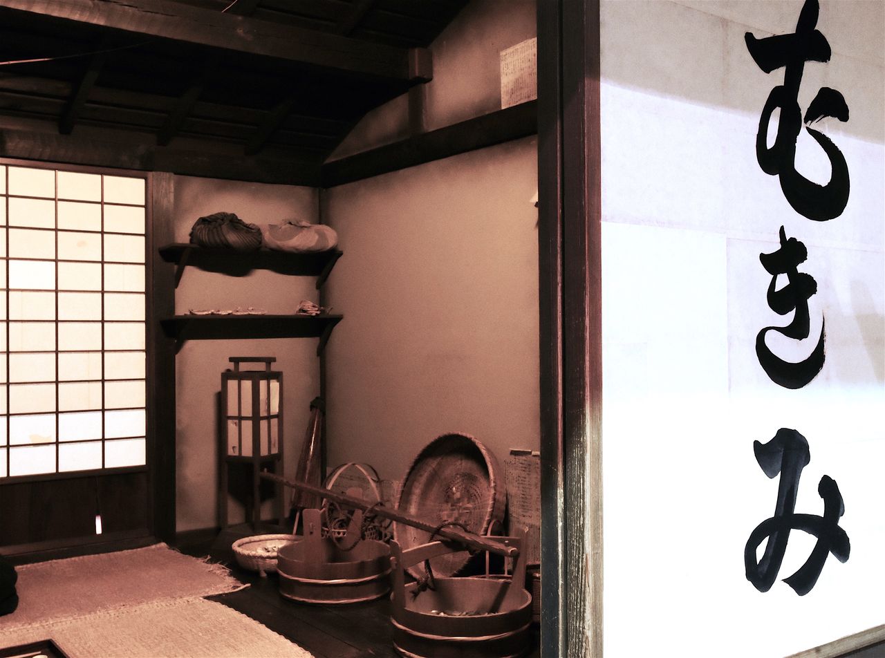 Жилище торговца моллюсками в музее Фукагава Эдо, видны коромысло и бадьи тараи