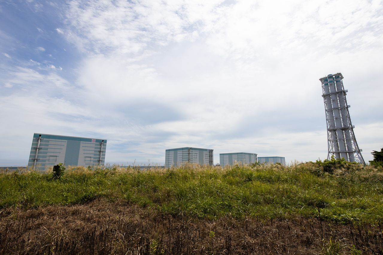 АЭС «Фукусима-2», успешно добившаяся холодной остановки реакторов. В отличие от пострадавшей от взрывов «Фукусимы-1», здания энергоблоков стоят в целости и сохранности (снимок сделан в сентябре 2020 г.)