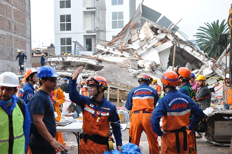 Землетрясение спасатели. Цунами эвакуация. Землетрясение спасатели. Особенности организации медицинской помощи при чс. Особенности эвакуации пострадавших.