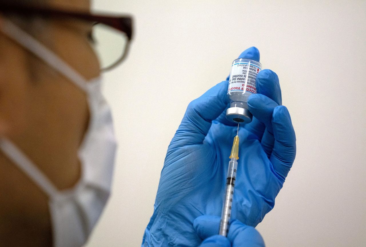 Medical staff prepares Moderna coronavirus disease (COVID-19) vaccine to be administered at the newly-opened mass vaccination centre in Tokyo, Japan, May 24, 2021.  Carl Court/Pool via REUTERS