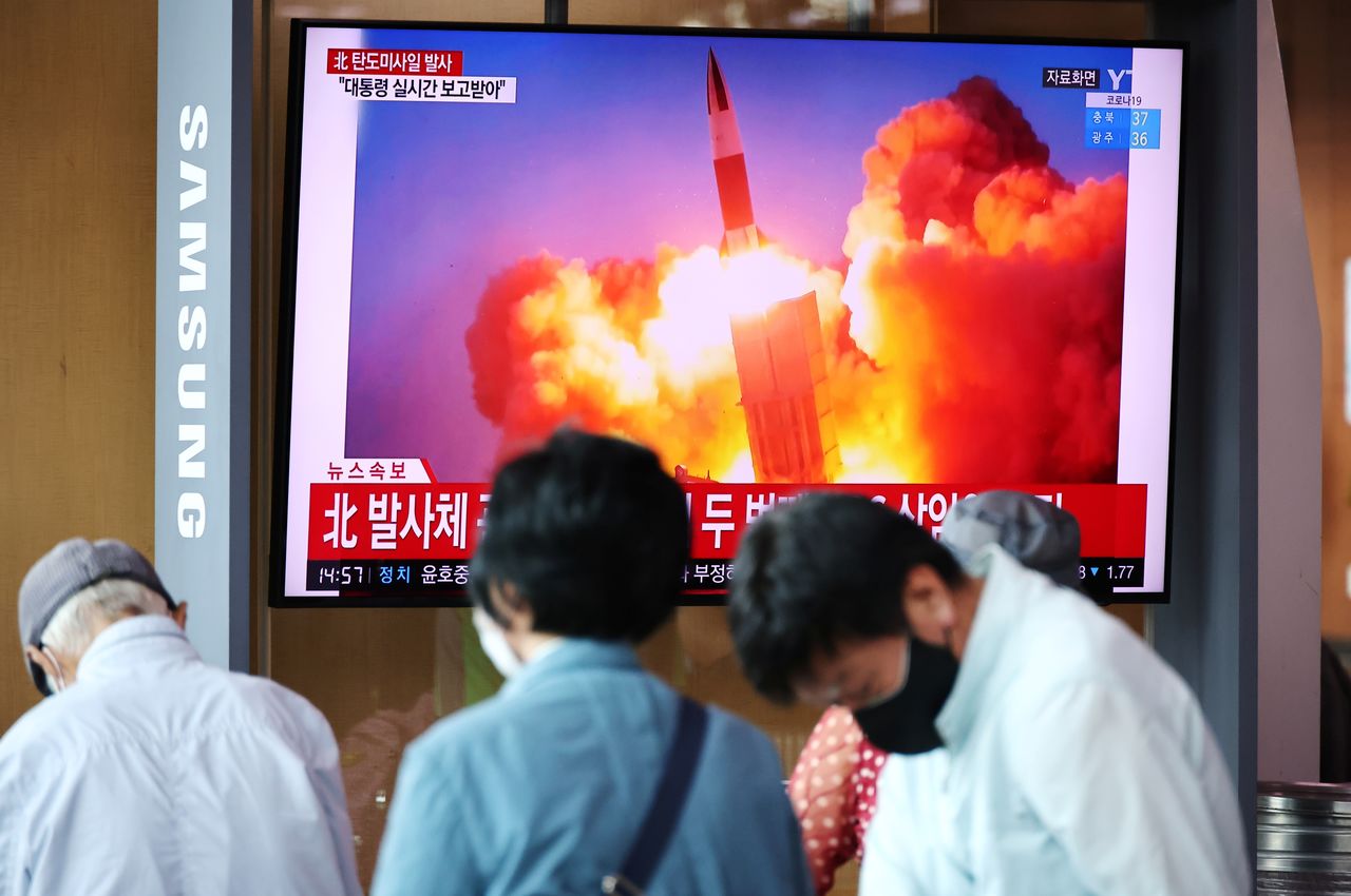 People watch a TV broadcasting file footage of a news report on North Korea firing what appeared to be a pair of ballistic missiles off its east coast, in Seoul, South Korea, September 15, 2021.    REUTERS/Kim Hong-Ji
