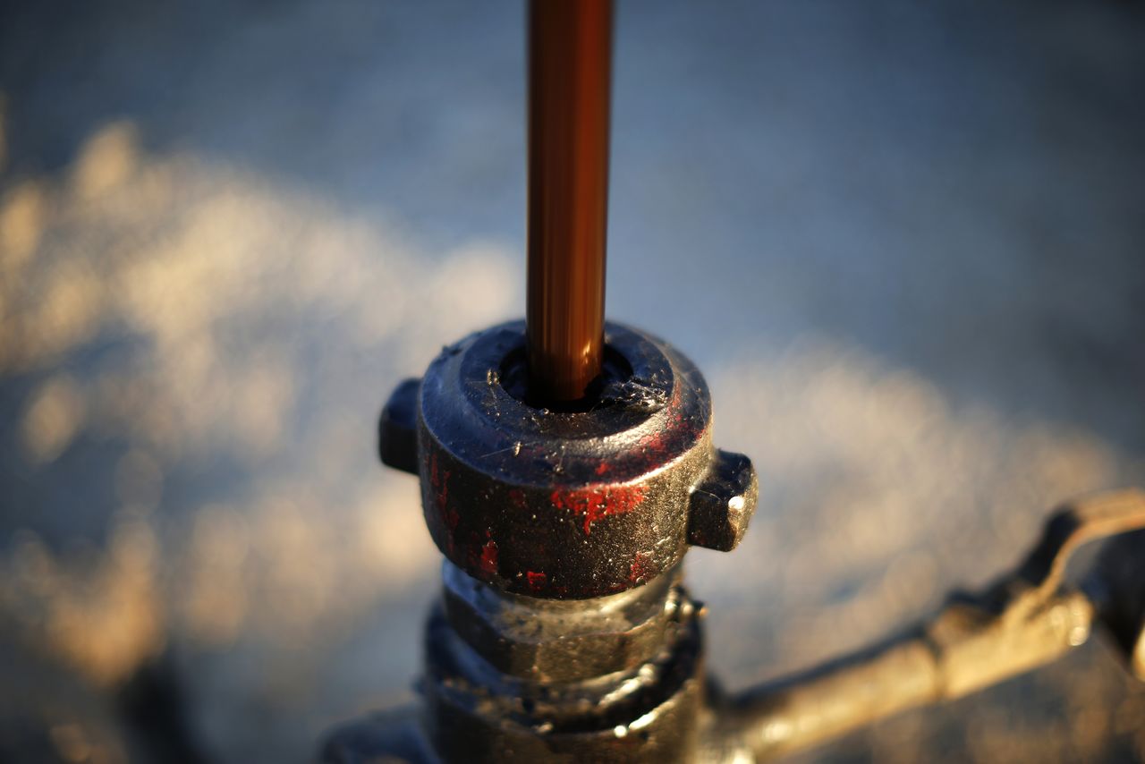 An oil pump is seen near Bakersfield, California October 14, 2014. Brent crude hit a new four-year low on Wednesday before recovering to just under $85 a barrel, as faltering global growth curbed demand for fuel at a time of heavy oversupply. Oil saw its biggest daily fall in more than three years on Tuesday after the West