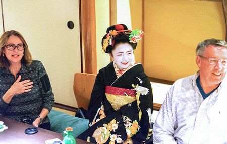 Туристы-иностранцы наслаждаются беседой с майко (фотография предоставлена Exclusive Kyoto)