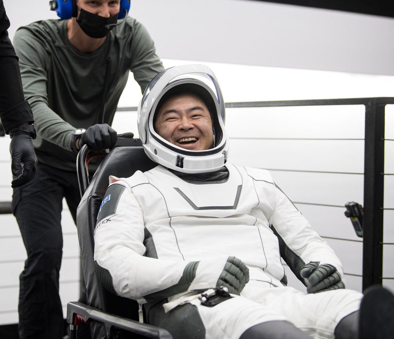 Хосидэ Акихико, покинувший американский космический корабль Crew Dragon по возвращении на Землю с МКС, 9 ноября 2021 г. (©AFP / Jiji Press)
