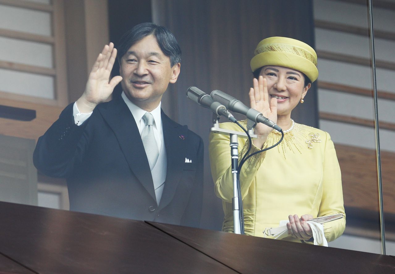 Император и его супруга приветствуют людей, пришедших поздравить их с восшествием на престол, 4 мая 2019 года (Фотография предоставлена Jiji Press)