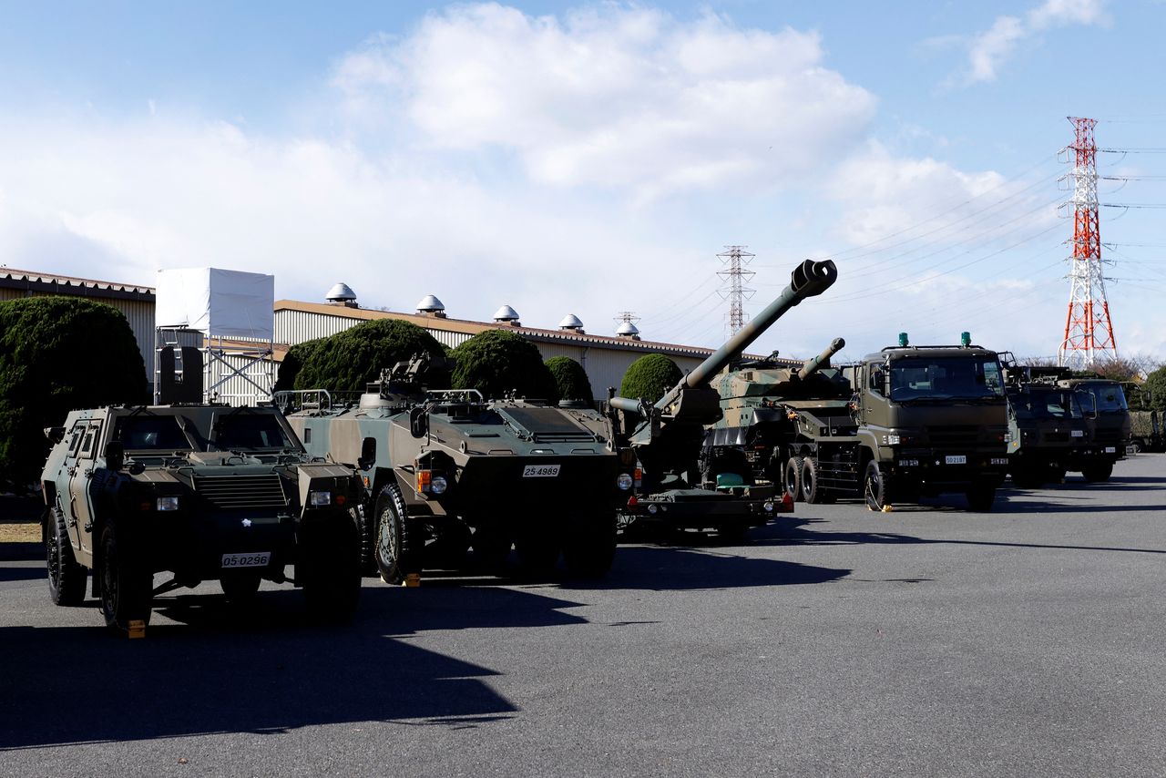 ФОТОГРАФИЯ: Транспортные средства Сухопутных сил самообороны Японии (JGSDF), в том числе легкий бронеавтомобиль, колесный бронетранспортер Тип 96 и гаубица FH-70, во время осмотра на базе JGSDF «Кэмп Асака» в Токио, Япония, 27 ноября 2021 г. (Ота Киёси/REUTERS)