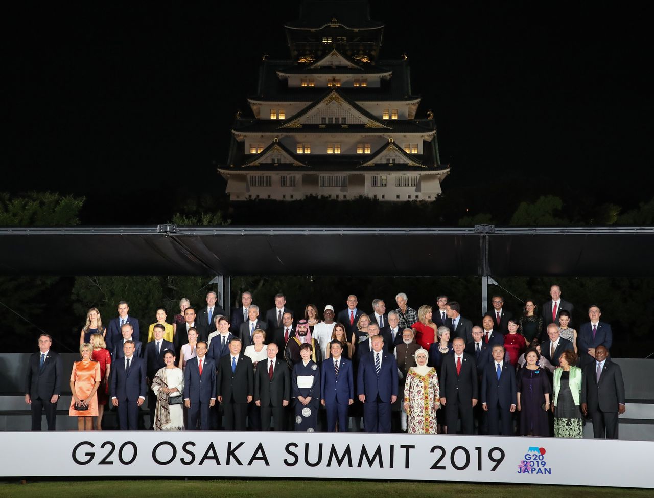 Участники саммита G20 с супругами собрались, чтобы сделать групповое фото на фоне замка Осака, 28 июня 2019 г., город Осака, район Тюо (фотография предоставлена Jiji Press)