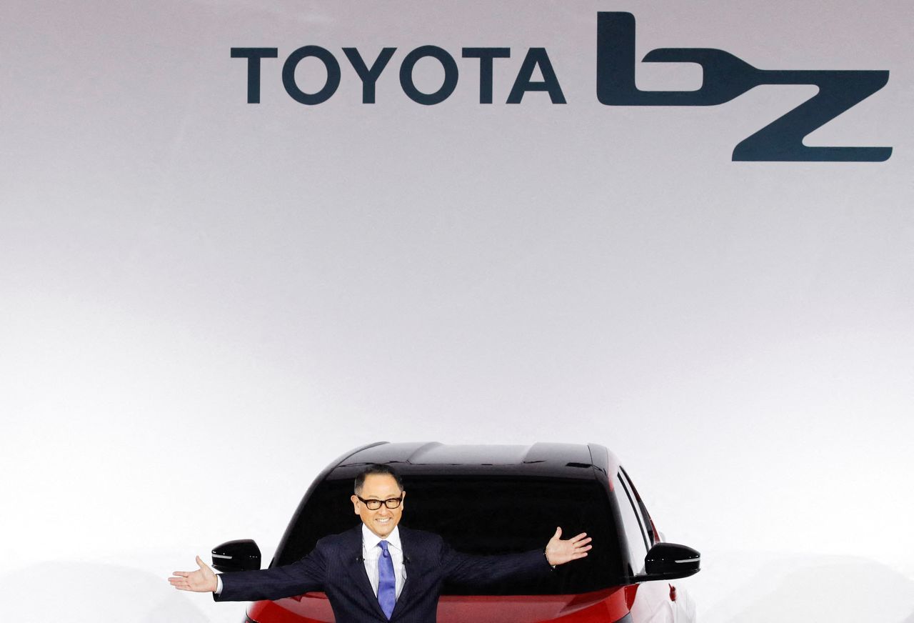 Президент Toyota Motor Corporation Тоёда Акио выступает на брифинге о стратегиях компании в отношении аккумуляторных электромобилей в Токио, Япония, 14 декабря 2021 года. REUTERS / Ким Кён Хун