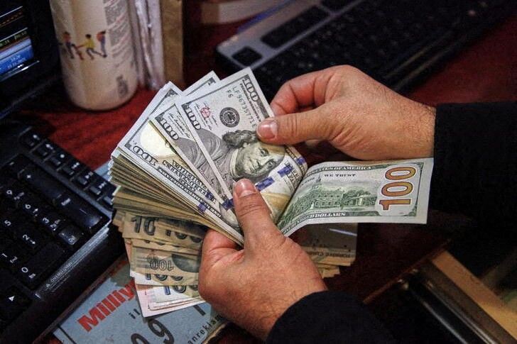A money changer counts U.S. dollar banknotes at a currency exchange office in Ankara, Turkey November 11, 2021. REUTERS/Cagla Gurdogan