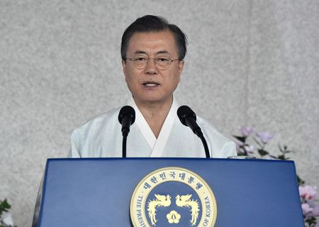 Президент Южной Кореи Мун Чжэ Ин выступает на церемонии по случаю Дня освобождения Кореи от японского колониального правления, 15 августа, город Чхонан (фотография EPA / Jiji Press)