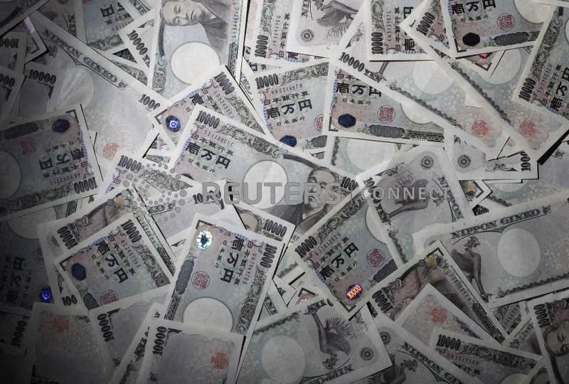Japanese 10,000 yen bank notes are scattered at an office of World Currency Shop in Tokyo in this August 9, 2010 illustrative picture. REUTERS/Yuriko Nakao