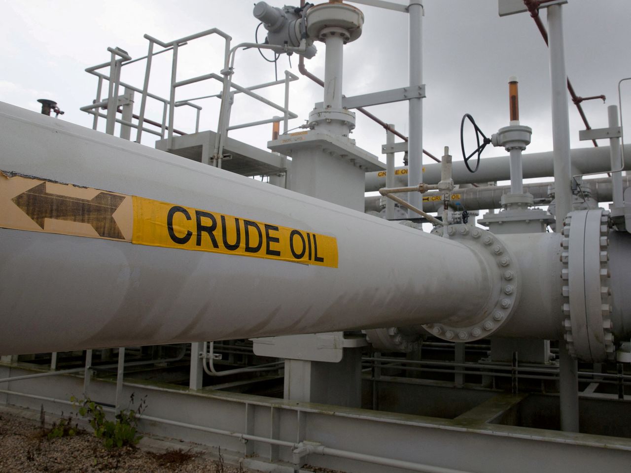 FILE PHOTO: A maze of crude oil pipes and valves is pictured during a tour by the Department of Energy at the Strategic Petroleum Reserve in Freeport, Texas, U.S. June 9, 2016. REUTERS/Richard Carson