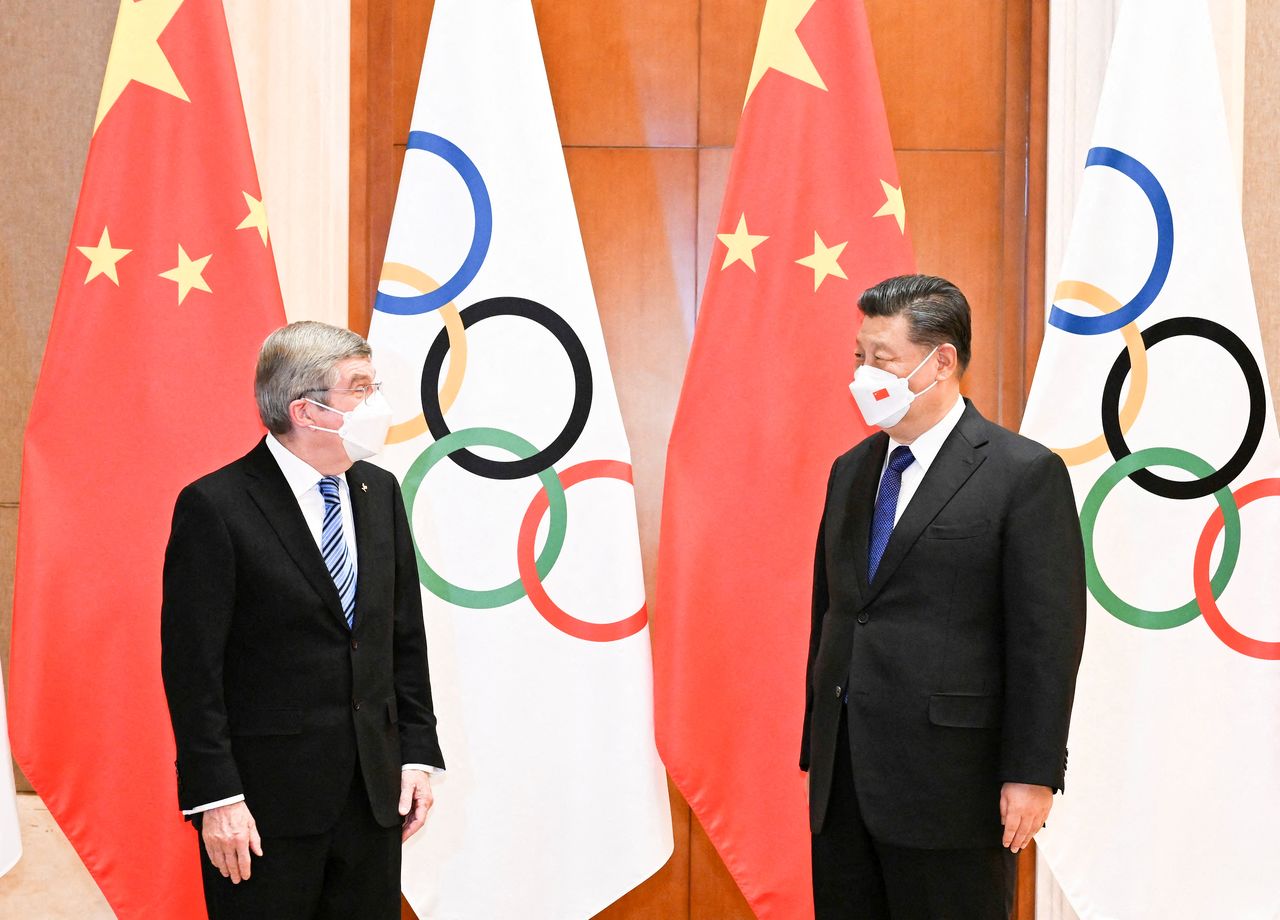 Chinese President Xi Jinping meets with International Olympic Committee (IOC) President Thomas Bach at the Diaoyutai State Guesthouse in Beijing, China January 25, 2022. Zhang Ling/Xinhua via REUTERS/File Photo