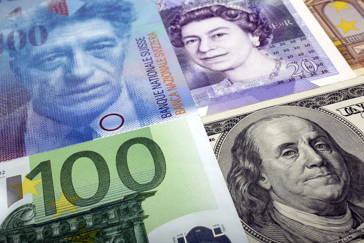 A picture illustration of  U.S. dollar, Swiss Franc, British pound and Euro bank notes, taken in Warsaw January 26, 2011. Picture taken January 26.  REUTERS/Kacper Pempel (POLAND - Tags: BUSINESS)
