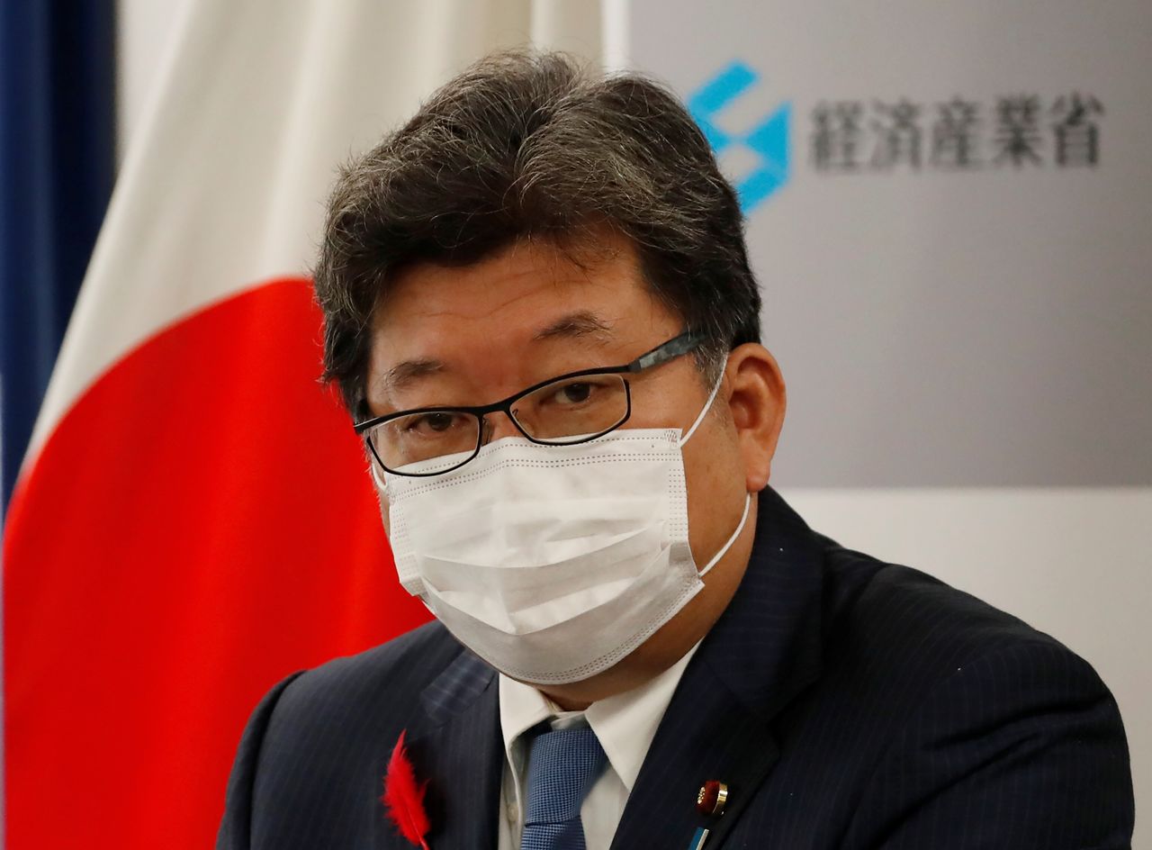 Новый министр экономики, торговли и промышленности Японии Хагиуда Коити в маске для защиты от коронавирусной инфекции (COVID-19) выступает на пресс-конференции в Токио, Япония, 5 октября 2021 г. (REUTERS / Ким Кён Хун)