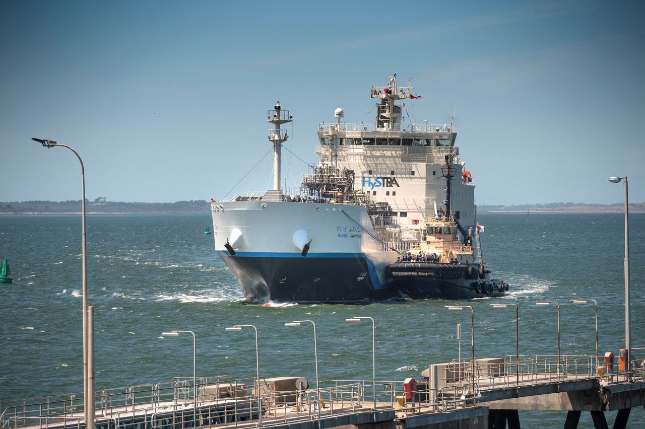 ФОТОГРАФИЯ: Suiso Frontier, первый в мире водородный танкер, построенный японской компанией Kawasaki Heavy Industries, прибывает из Кобе, Япония, в порт Гастингс, штат Виктория, Австралия, 20 января 2022 года. Предоставлено HySTRA/Материалы REUTERS