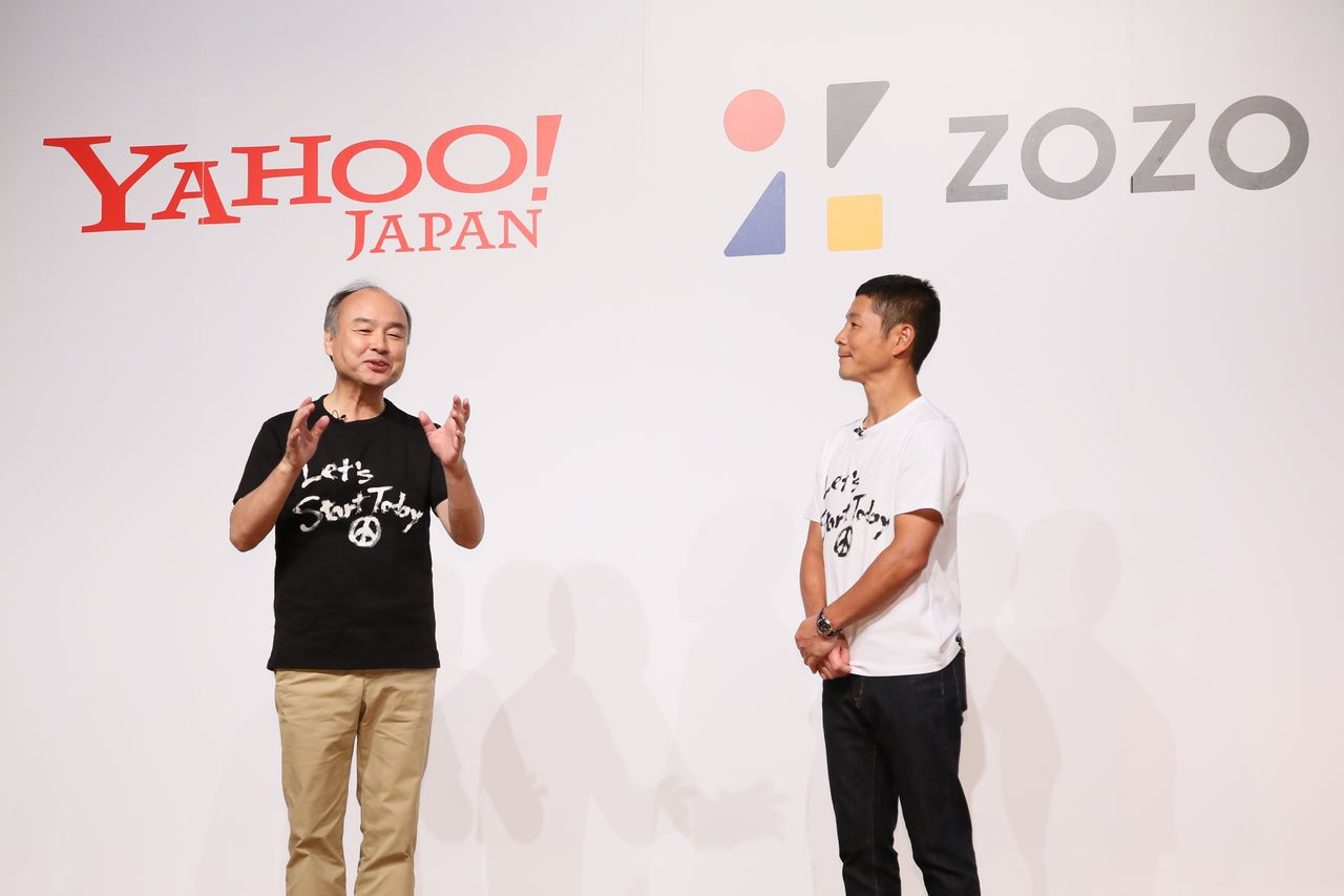 Председатель правления и президент Softbank Group Сон Масаёси (слева), приглашенный на пресс-конференцию Yahoo о приобретении Zozo. Справа - основатель Zozo Маэдзава Юсаку, 12 сентября 2019 г. Токио, столичный район Мэгуро (фотография предоставлена Jiji Press)