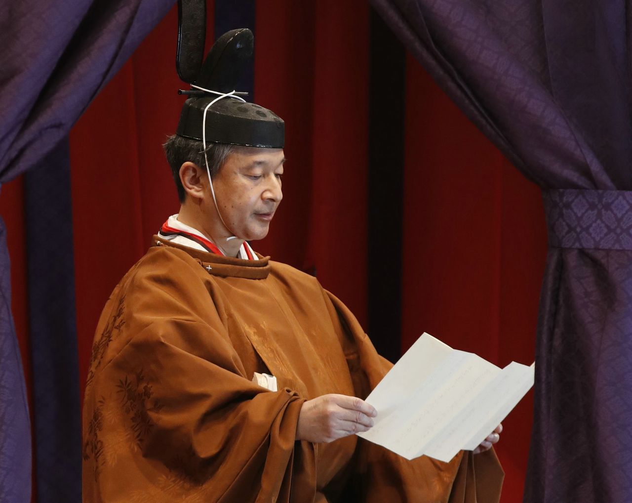Император Нарухито зачитывает тронную речь на церемонии восшествия на престол Сокуирэй сэйдэн-но ги в Токио 22 октября 2019 г. (© Jiji)