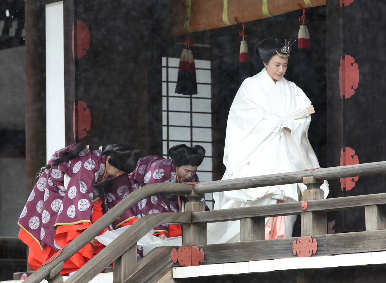Императрица Масако направляется на церемонию Сокуирэй тодзицу Касикодокоро-оомаэ-но ги (Jiji Press)