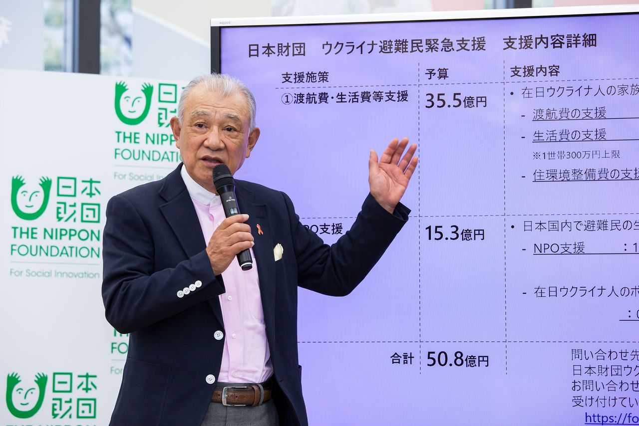 Сасакава Ёхэй, президент фонда The Nippon Foundation, объясняет меры поддержки на пресс-конференции
