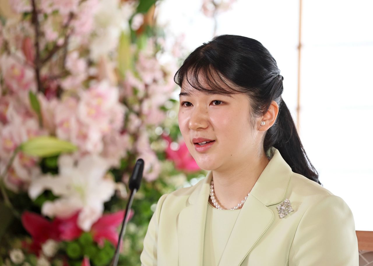 Принцесса Айко на пресс-конференции по случаю праздника совершеннолетия, 17 марта 2022 г., Императорский дворец в Токио, официальная съемка (© Jiji Press)
