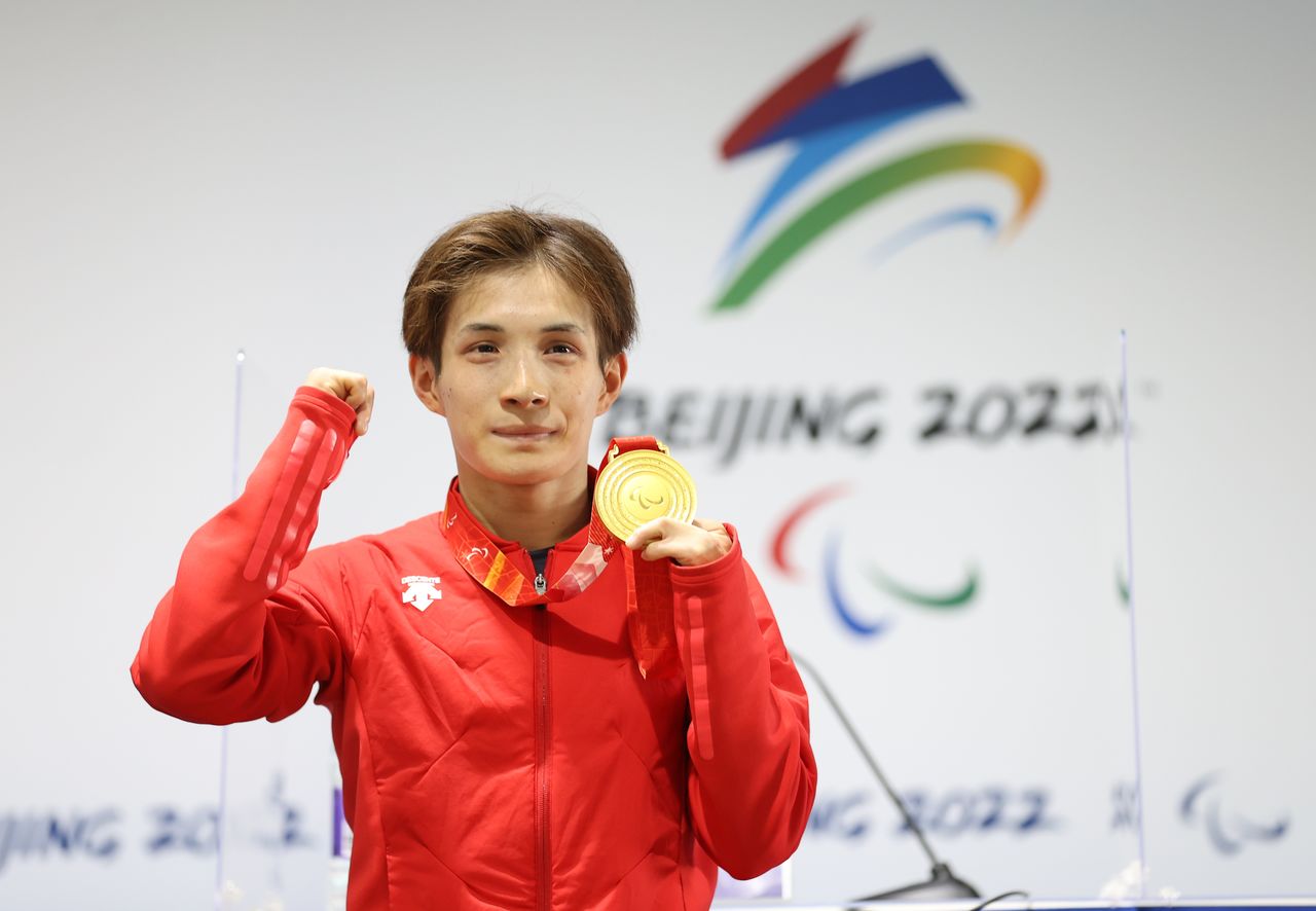 Каваёкэ Тайки, завоевавший золотую медаль Паралимпиады в мужской лыжной гонке на 20 км, 10 марта 2022 г., Китай, Чжанцзякоу (© Jiji Press)