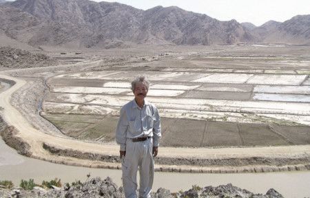 Накамура Тэцу на фоне оросительных каналов, налаженных с его помощью. 10 августа 2005 года, восточная часть Афганистана (фотография предоставлена обществом «Пешавар-кай»)