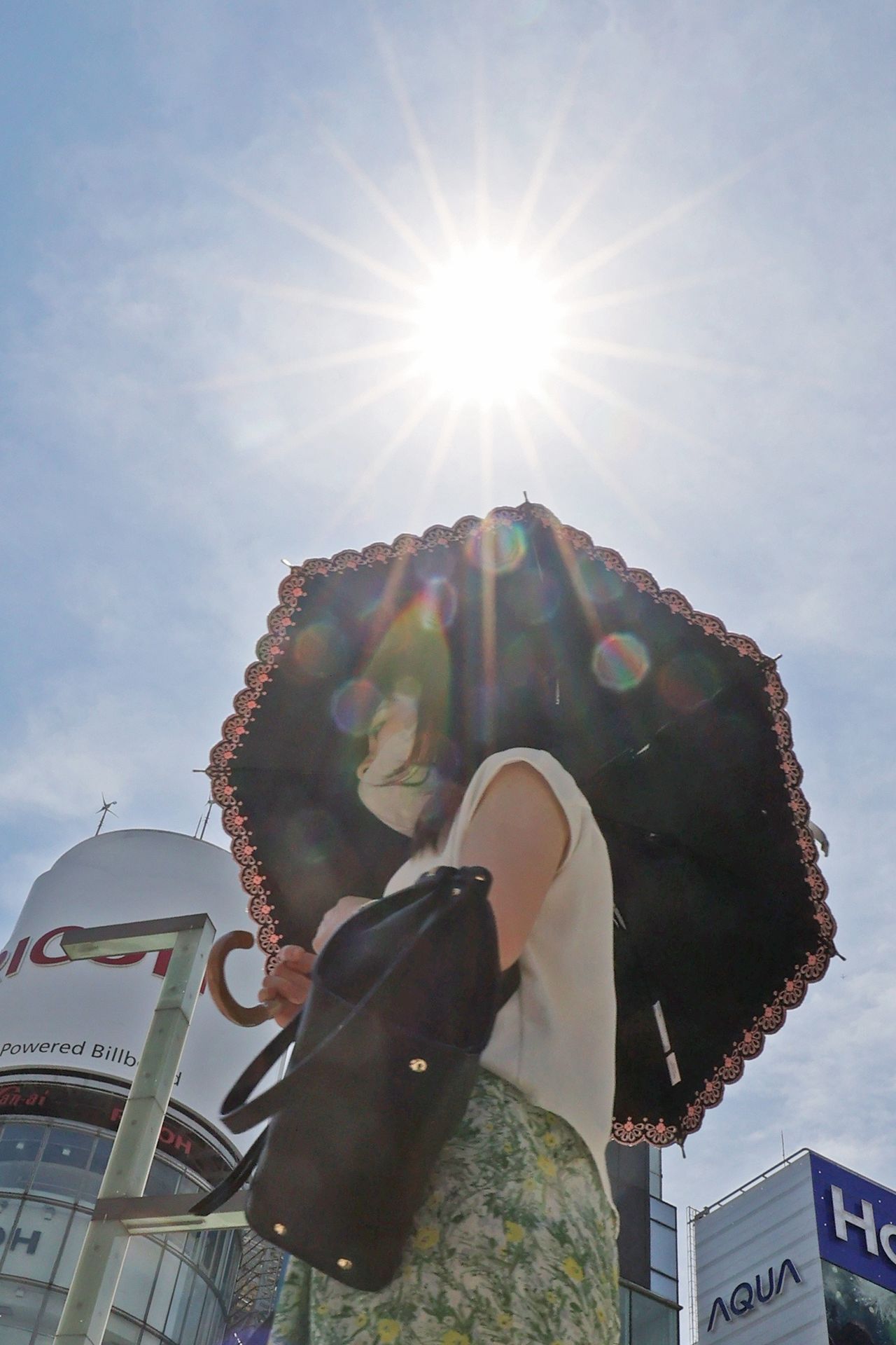Центр Токио, где впервые в истории наблюдений в июне было зарегистрировано 3 дня сильной жары подряд. В регионе Канто-Косин объявлено о самом раннем окончании сезона дождей за все время ведения статистики, 27 июня 2022 г., Токио, район Гиндза (© Jiji Press)