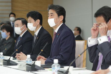 Премьер-министр Абэ Синдзо (второй справа) выступает на заседании Совета по инвестициям в будущее, вторая половина дня 3 апреля, резиденция премьер-министра