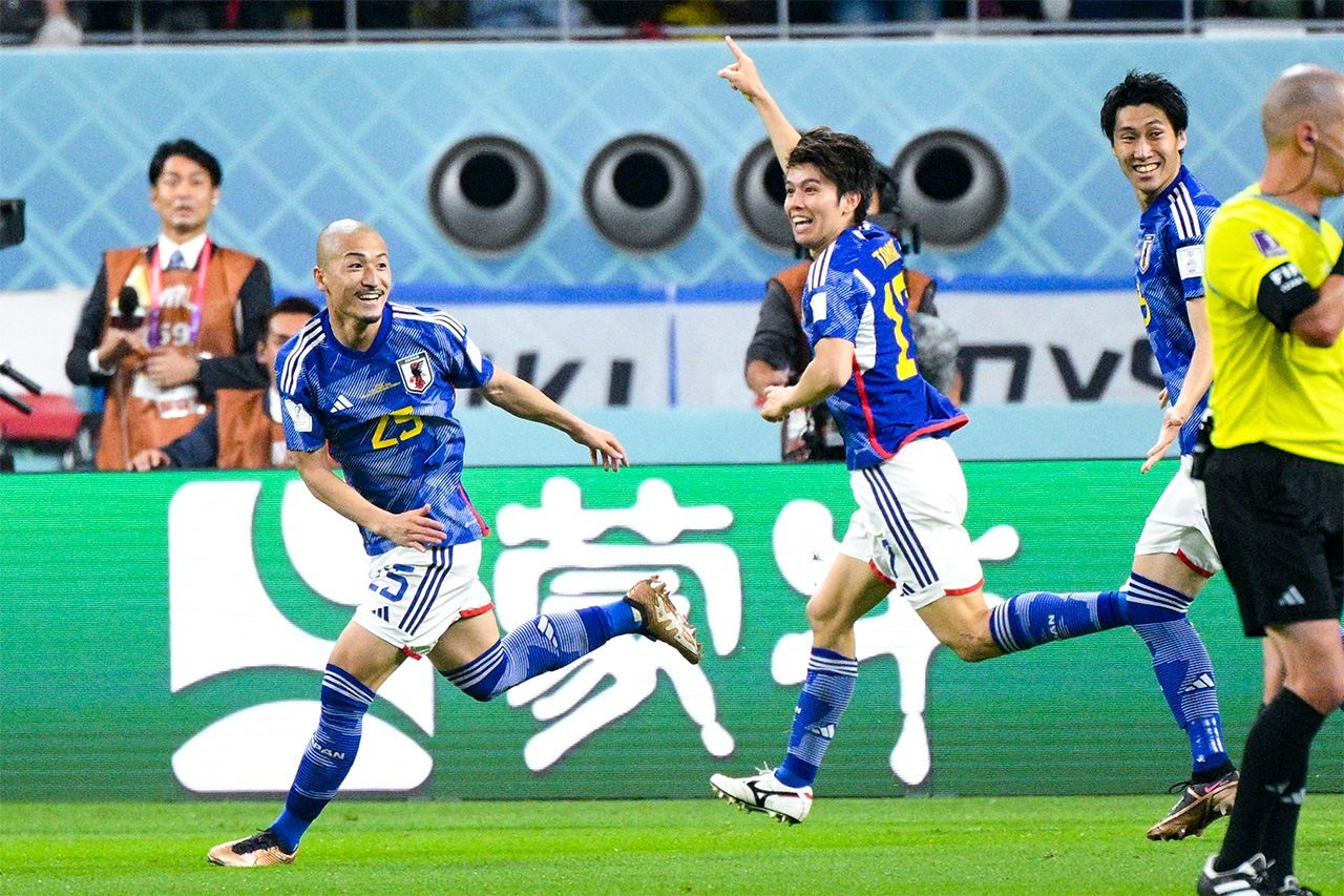 Радость Танаки Ао после гола, определившего победу в матче Япония-Испания на Чемпионате мира по футболу, 1 декабря 2022 г, Катар, Доха (© Reuters)