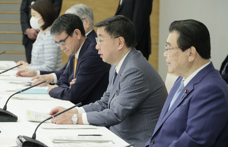 物価・賃金・生活総合対策本部で発言する松野博一官房長官（右から２人目）＝２２日午前、首相官邸