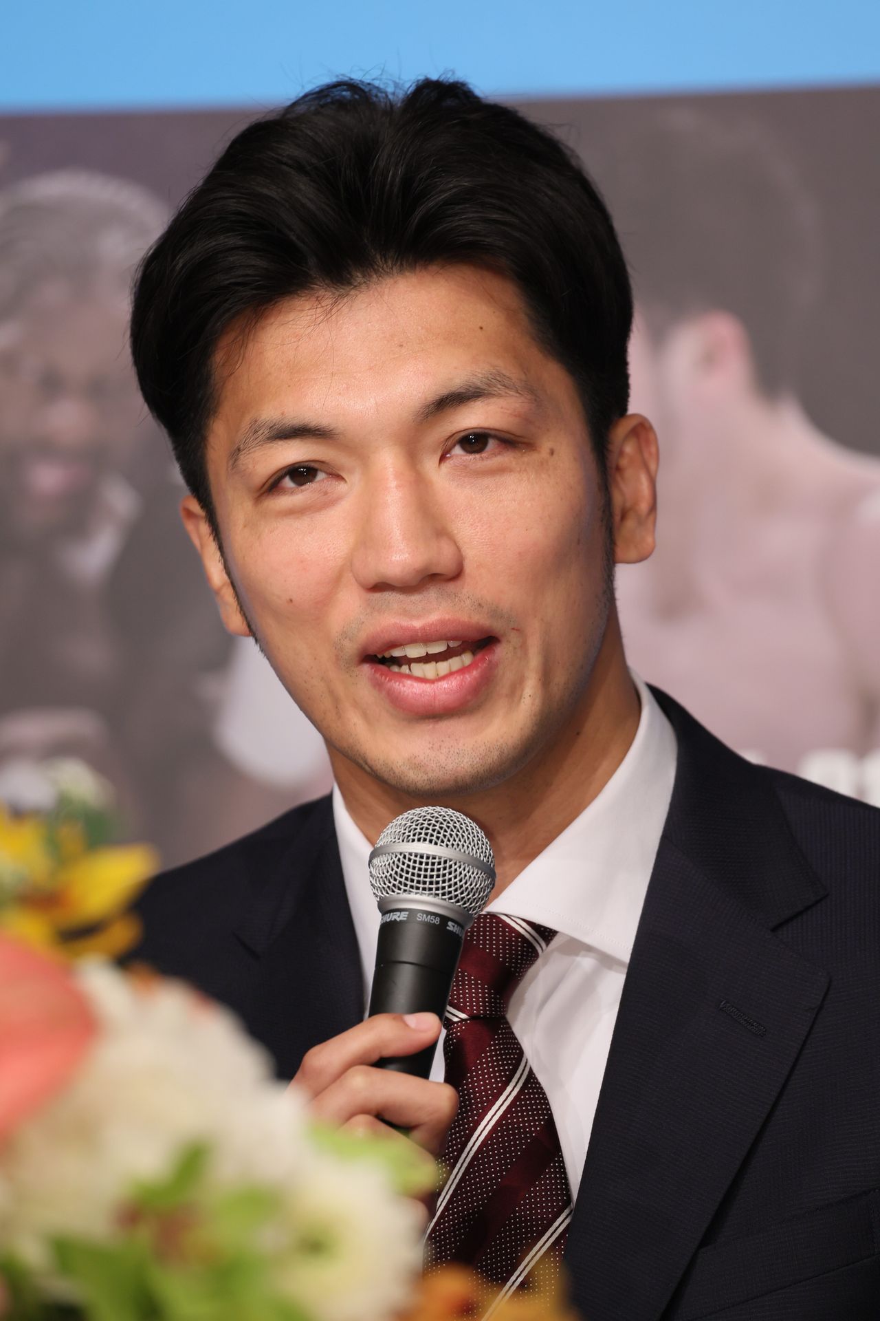 Бывший чемпион мира по боксу Мурата Рёта объявляет о завершении спортивной карьеры на пресс-конференции (© Jiji Press)