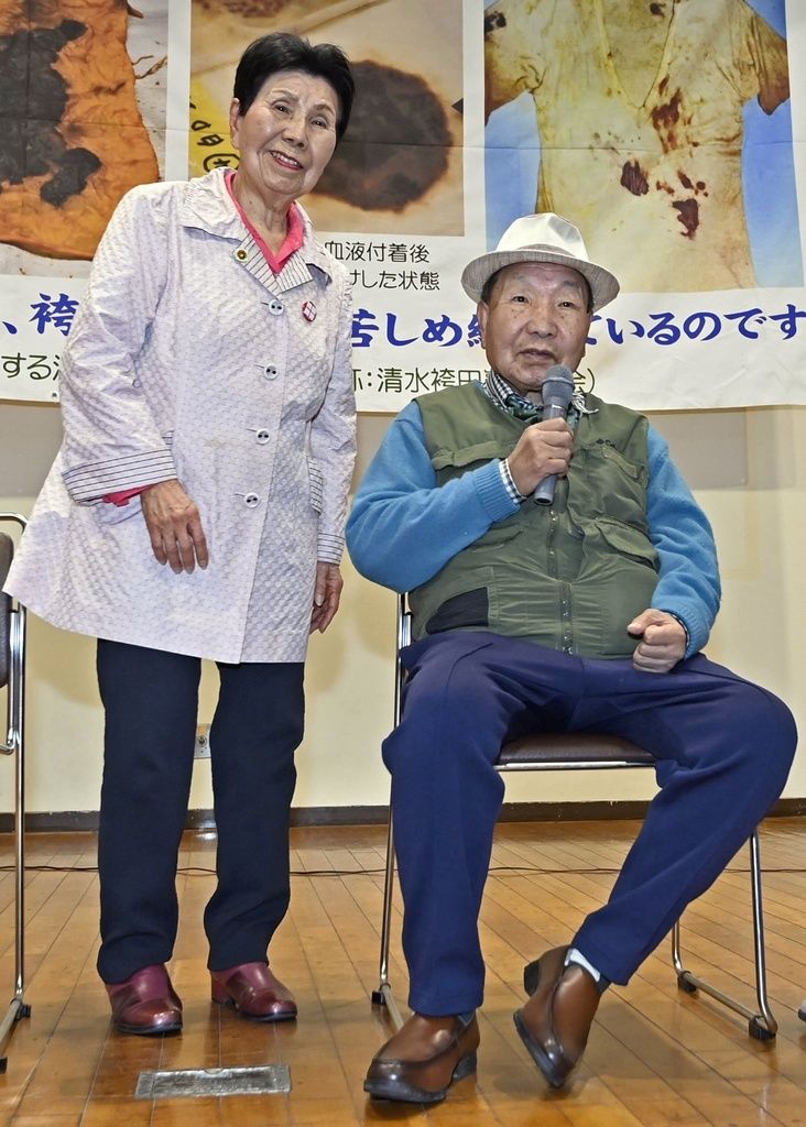 Хакамата Ивао приветствует собравшихся после объявления решения о повторном рассмотрении дела. Слева его старшая сестра Хидэко. 21 марта, город Сидзуока (© Kyodo Images)