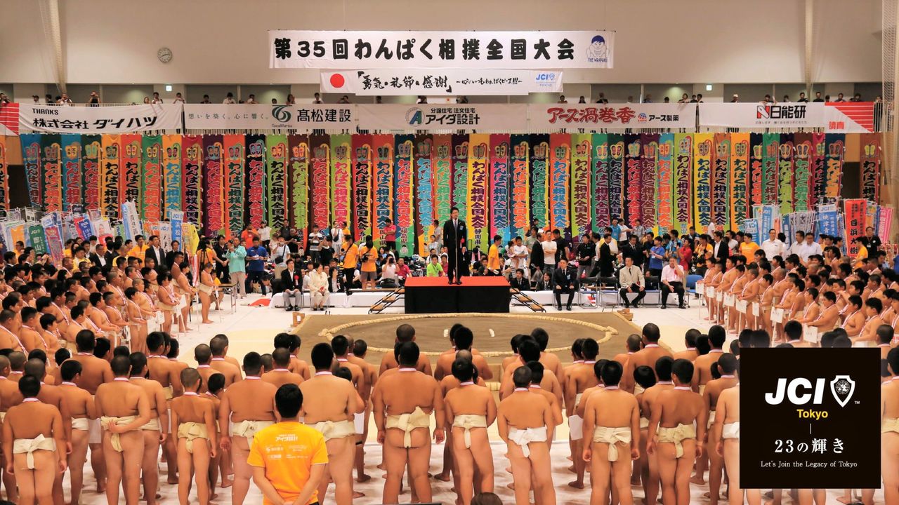 Сцена национального турнира по детскому сумо (предоставлено фондом Usmyshka)