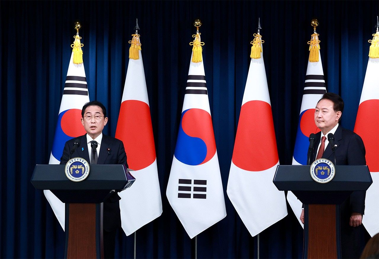 Премьер-министр Японии Кисида Фумио (слева) и президент Южной Кореи Юн Сок Ёль (справа) на совместной пресс-конференции, 7 мая 2023 г., Южная Корея, Сеул, резиденция южнокорейского президента (© Jiji Press)