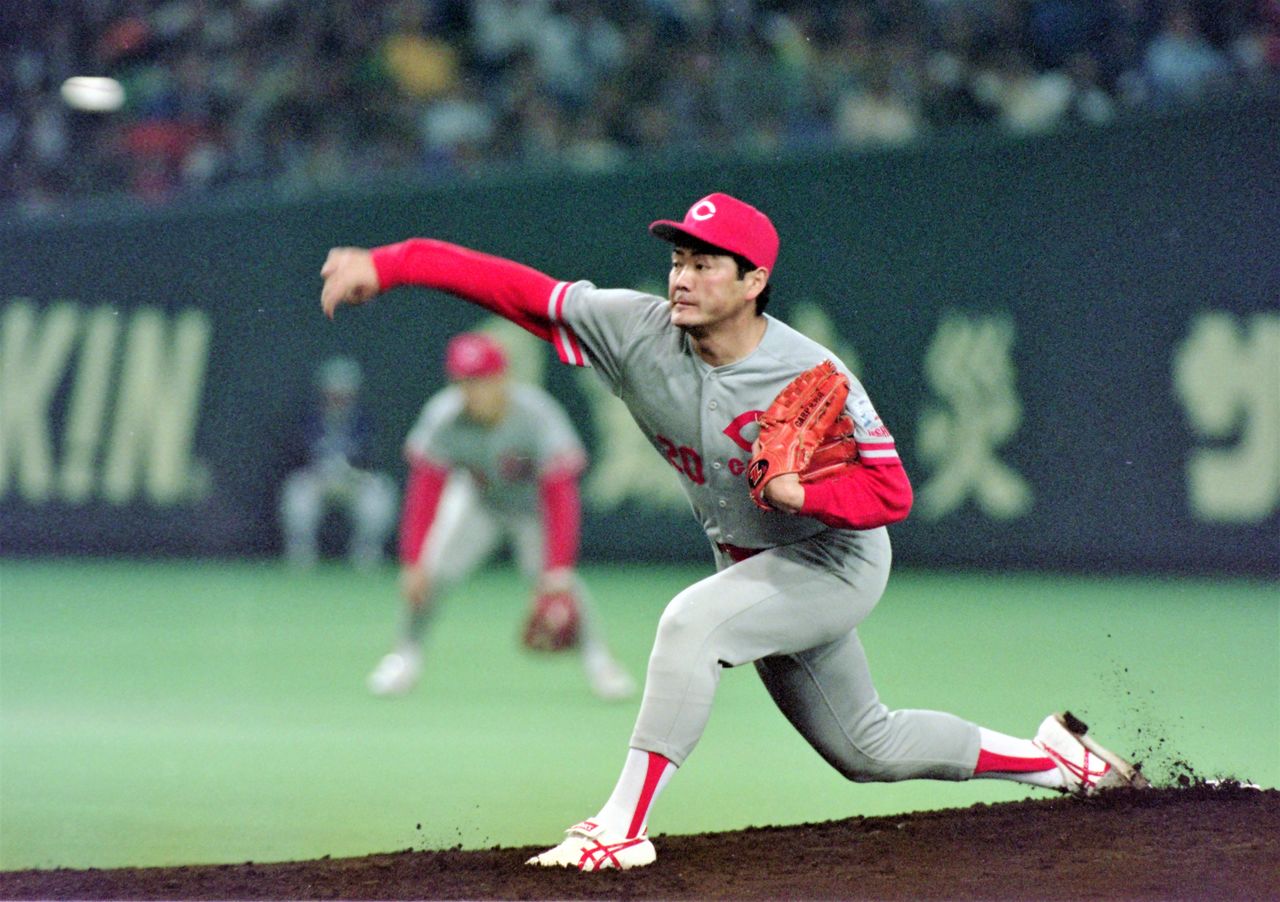 Выход Китабэппу Манабу в начале матча профессиональных бейсбольных команд Giants и Хиросима, 9 апреля 1994 г., спорткомплекс «Токио дом» (© Jiji Press)
