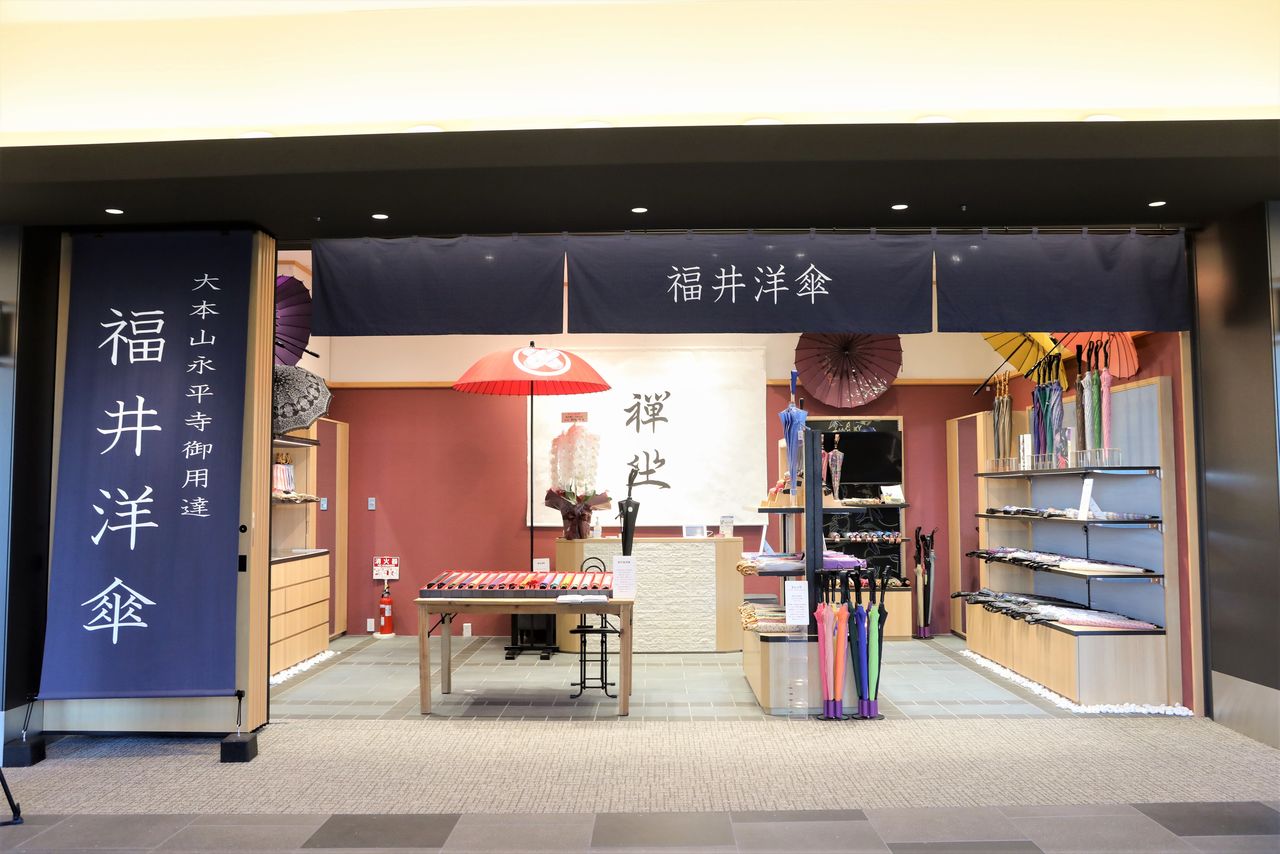 Магазин компании Fukui Yougasa в торговом центре Japan Promenade предлагает зонтики ручной работы изготовленные по традиционной технологии префектуры Фукуи (Предоставлено Sumitomo Fudōsan Retail Management)